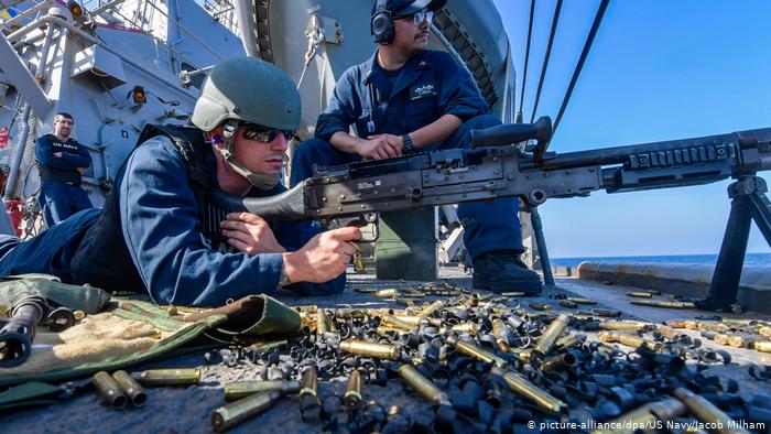 US-Soldaten im Golf von Oman (picture-alliance/dpa/US Navy/Jacob Milham)