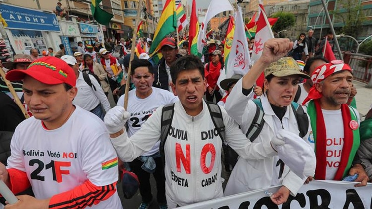 La oposición no cesa las protestas contra la postulación de Evo Morales