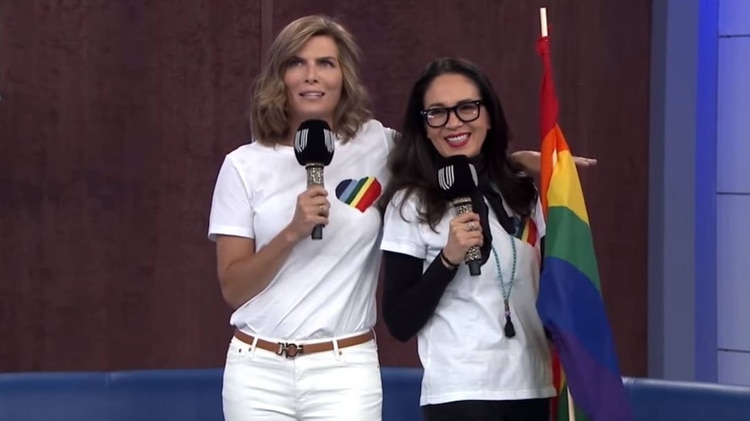 Montserrat Oliver y Yolanda Andrade decidieron celebrar la diversidad sexual en su programa (Foto: unicable)