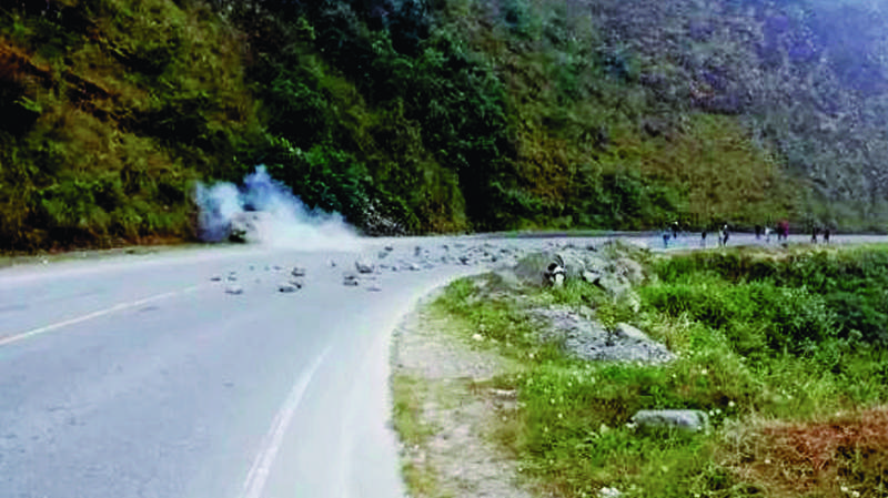 Policía desbloquea camino a Yungas
