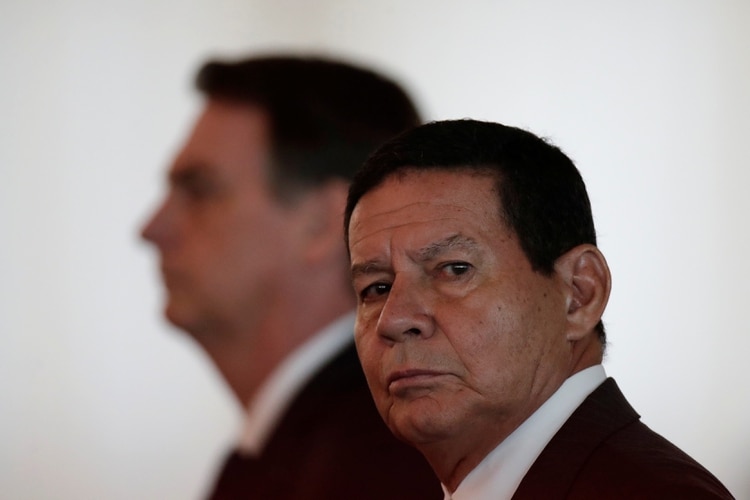 Hamilton Mourao junto a Jair Bolsonaro (REUTERS/Ueslei Marcelino)