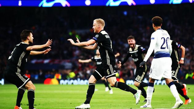 Ajax le pide entre 50 y 60 millones de euros por Donny van de Beek