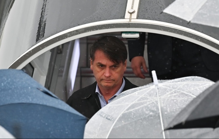 El líder populista llegó bajo una intensa lluvia. Es su primer G-20 (AFP)