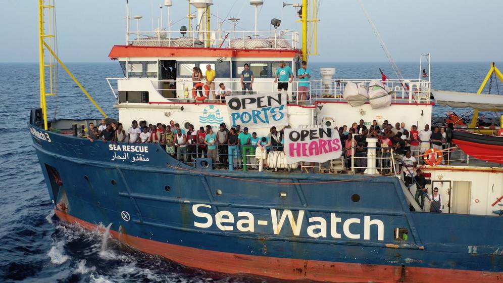 Foto: Migrantes esperan en la cubierta del barco de la ONG alemana Sea Watch. (EFE)