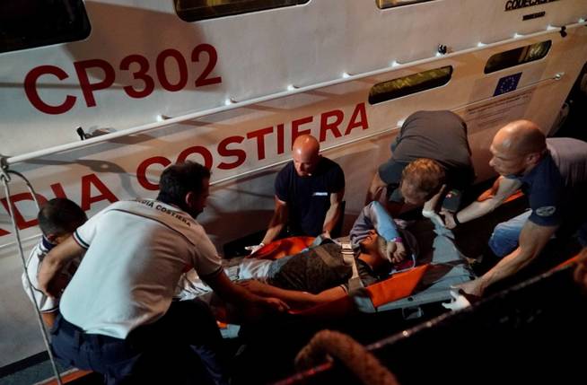 La Guardia Costera italiana atienden una emergencia en el barco de la ONG alemana Sea Watch. (EFE)