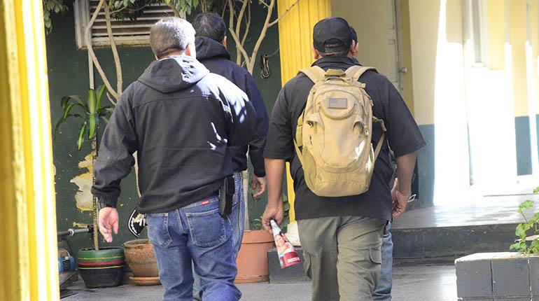 Policías de Diprove citados a declarar, ayer. | Carlos López
