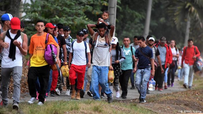 Caravana de migrantes hondureÃ±os camino hacia la frontera con Guatemala.