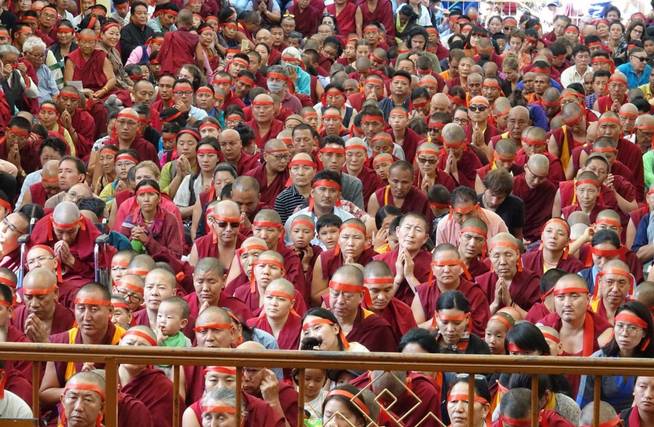 Fieles budistas en una ceremonia dirigida por el Dalai Lama. (EFE)