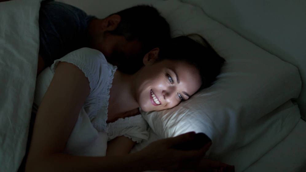Foto: Poner a cargar el telÃ©fono en la cama no es una buena idea. (iStock)