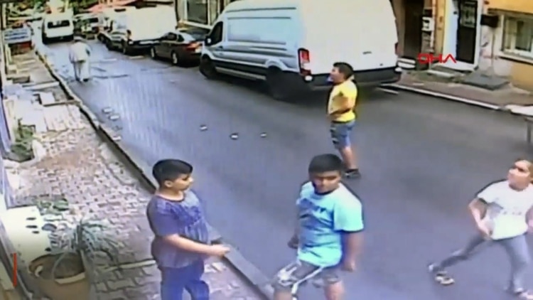 El joven se dio cuenta segundos antes de que la niña podía caer