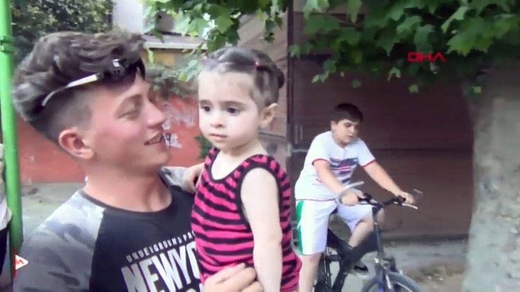 Feuzi Zabaat junto con la niña siria Doha Muhammed