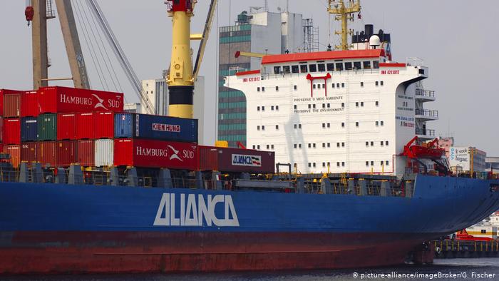 Brasilien Containerschiff der Reederei Alianca im Hafen von Manaus (picture-alliance/imageBroker/G. Fischer)