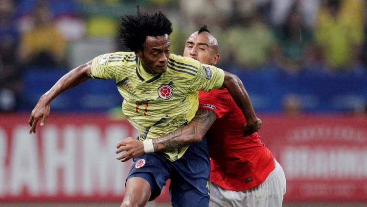 Juan Guillermo Cuadrado y Arturo Vidal, pilares de los mediocampos de Colombia y Chile (Reuters)
