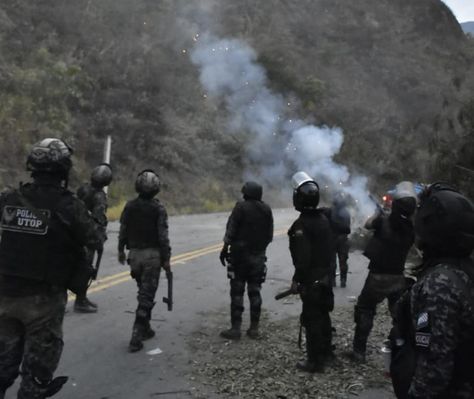 Operativo policial en la vía a Yungas. Foto:APG