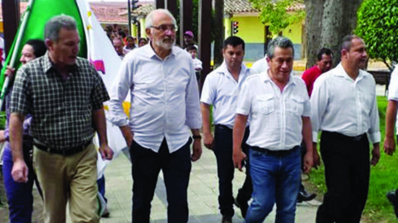 Carlos Mesa se reunió con ganaderos y universitarios