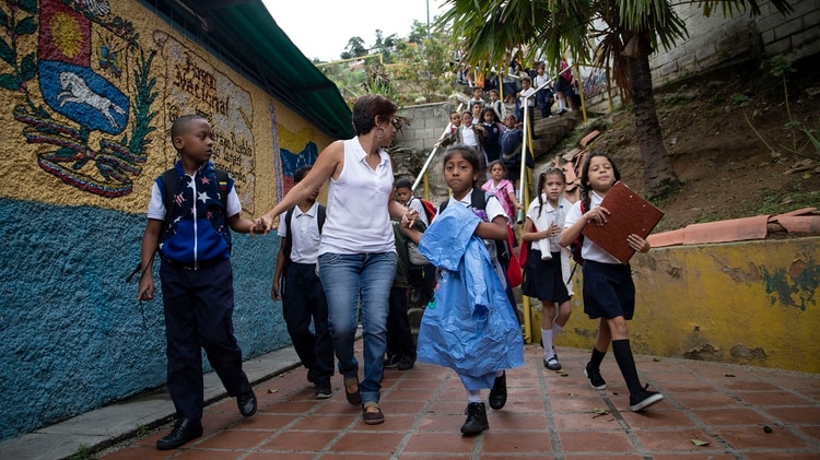 Marbelis Padrón, de 49 años y madre una niña de tercer grado de la escuela Virgen Niña, se ha hecho cargo del cuarto grado ante la falta de maestros (fotos: Lihue Althabe)