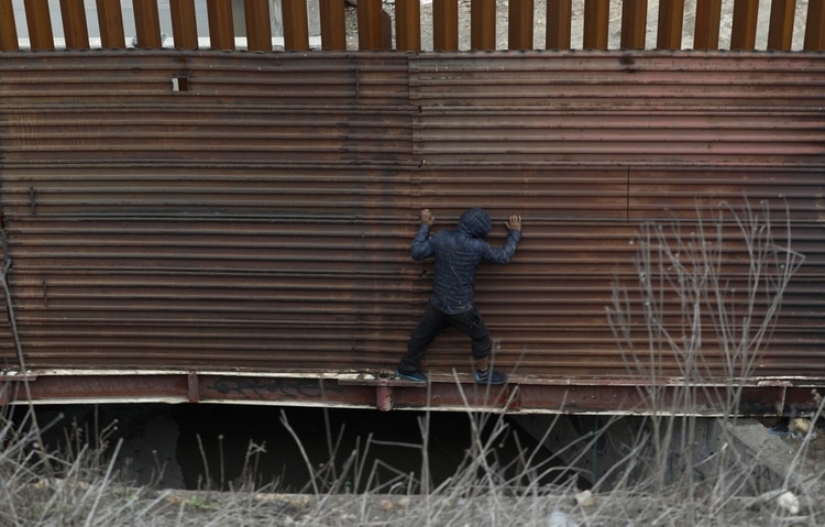 El presidente Donald Trump cree que el muro en la frontera con México salvará la vida de migrantes, pues inhibirá que quieran cruzar ilegalmente (Foto: AP)