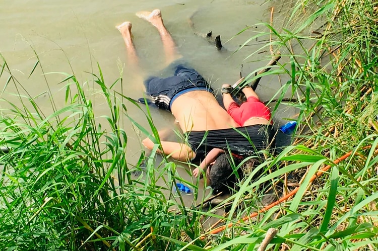 Los cuerpos de los migrantes salvadoreños Óscar Martínez y su hija de casi dos años fueron encontrados en el Río Bravo; imagen que Trump dice “odiar” (Foto: AP)