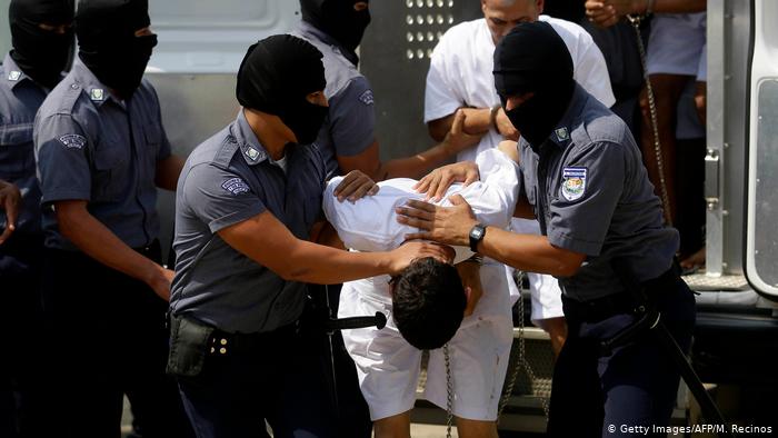 El Salvador | ÃberfÃ¼hrung von Gang-Mitgliedern in ein HochsicherheitsgefÃ¤ngnis (Getty Images/AFP/M. Recinos)