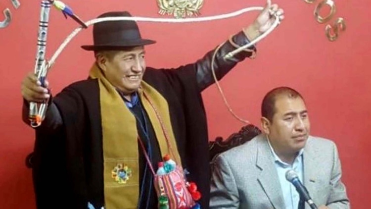 El diputado opositor Rafael Quispe respondió con ironía al desafío que le lanzaron militantes oficialistas de los “ponchos rojos” que los esperaron para darle “chicotazos” en la Plaza Murillo de La Paz