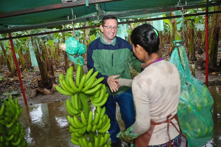 El candidato opositor Oscar Ortiz, con los bananeros, en Chapare