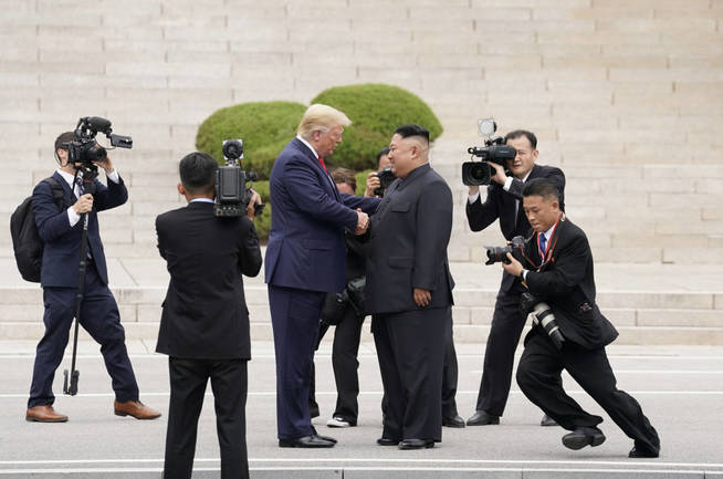 Momento del saludo entre ambos lÃ­deres. (Reuters)