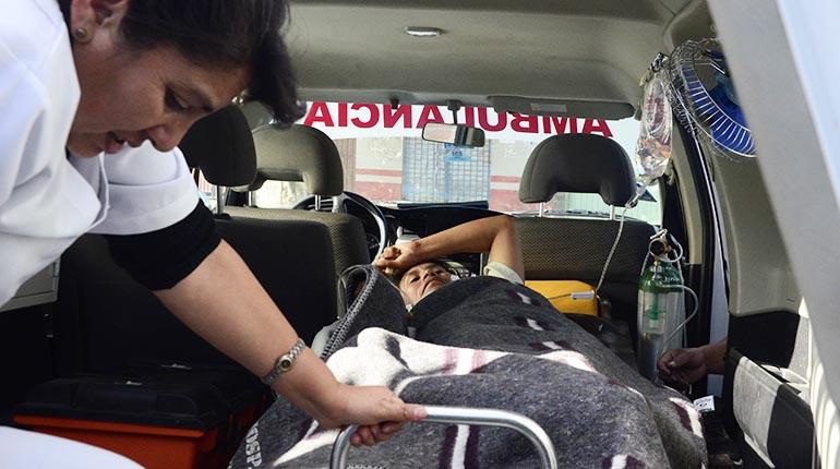 Una de las personas heridas en el conflicto es trasladada al hospital de Villa Moderna. | Martin Numbela