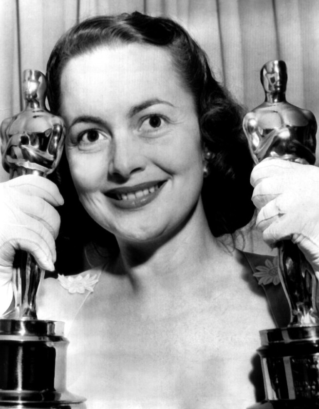Olivia de Havilland con sus dos Oscars, por 