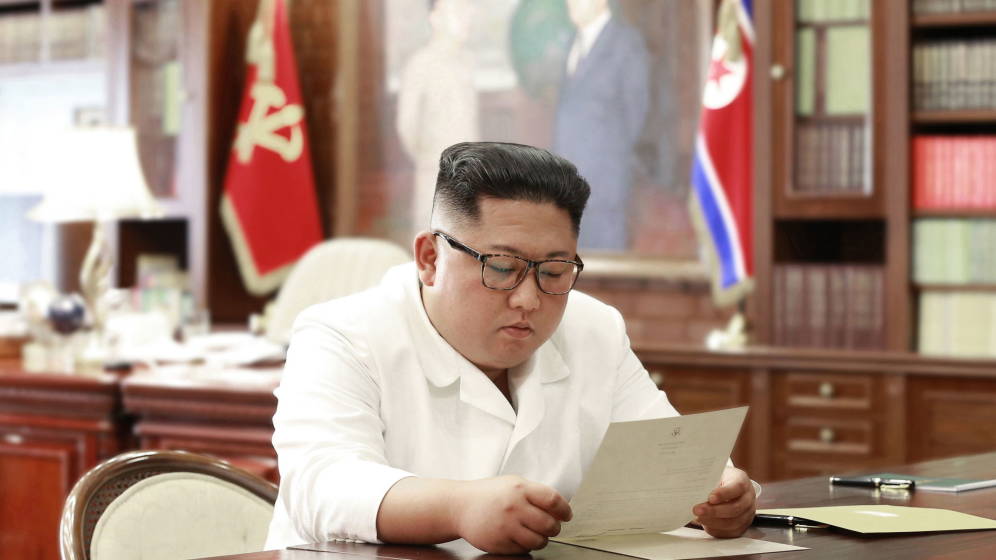 Foto: Kim Jong Un lee una carta enviada por Donald Trump. (Cedida a EFE por KCNA)