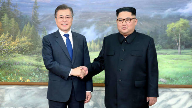 Moon Jae-in y Kim Jong Un, durante su primer encuentro en Panmunjom. (Reuters)