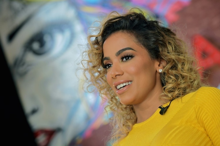 La cantante brasileña Anitta posa en su casa en Río de Janeiro el 11 de abril de 2018 (AFP – CARL DE SOUZA)