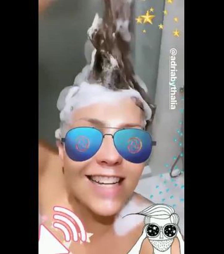 También hace unos días, la cantante presumió su excelente calidad vocal al ducharse. Thalía aprovechó para promocionar su nueva línea de productos de limpieza personal. (Foto: captura de pantalla)