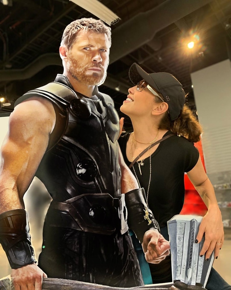 Thalía junto a Thor. Alabó la belleza de Chris Hemsworth en su papel de “Thor” en Avengers: Endgame, algo que -al parecer- no agradó mucho a su esposo, Tommy Mottola. (Foto: Instagram)