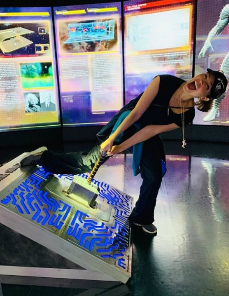 Thalía pudo tener el martillo de Thor en las manos (Instagram)