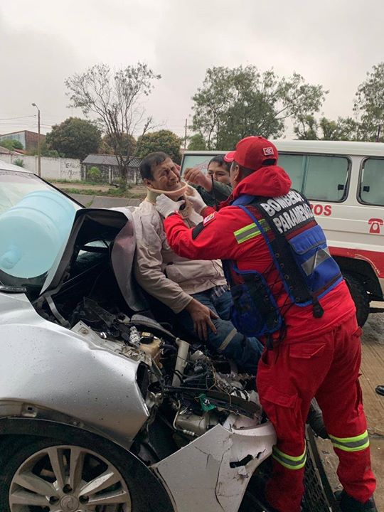 Llegan los paramédicos para socorrer a este hombre que quedó incrustado en el vehículo…