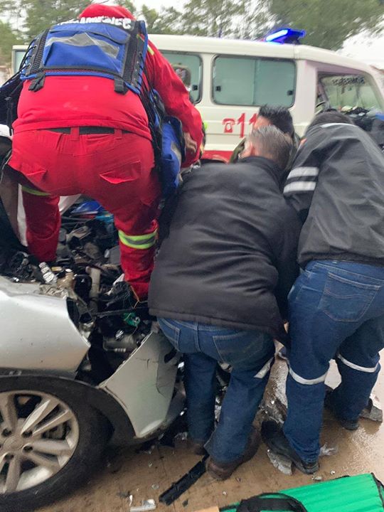 Llegan los paramédicos para socorrer a este hombre que quedó incrustado en el vehículo…