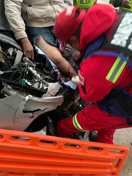 Llegan los paramédicos para socorrer a este hombre que quedó incrustado en el vehículo…