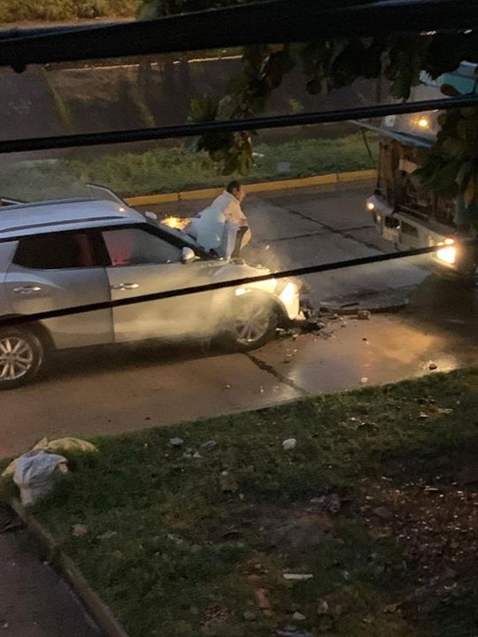 Este es el conductor del auto que embistió al hombre en su camión, lo…