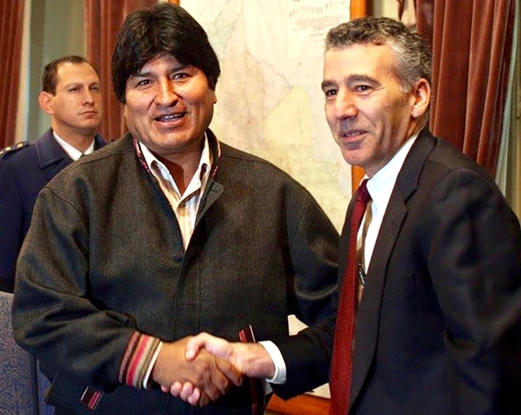 Evo Morales con Philip Golberg, último embajador de EEUU en Bolivia, en 2007, un año antes de su expulsión