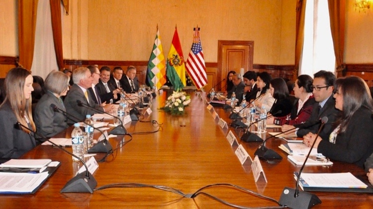 El vicesecretario de Estado adjunto de EEUU, Michael Fitzpatrick, enviado por Trump a Bolivia en 2018, en reuniones con autoridades bolivianas de la Cancillería (Fuente: ABI)