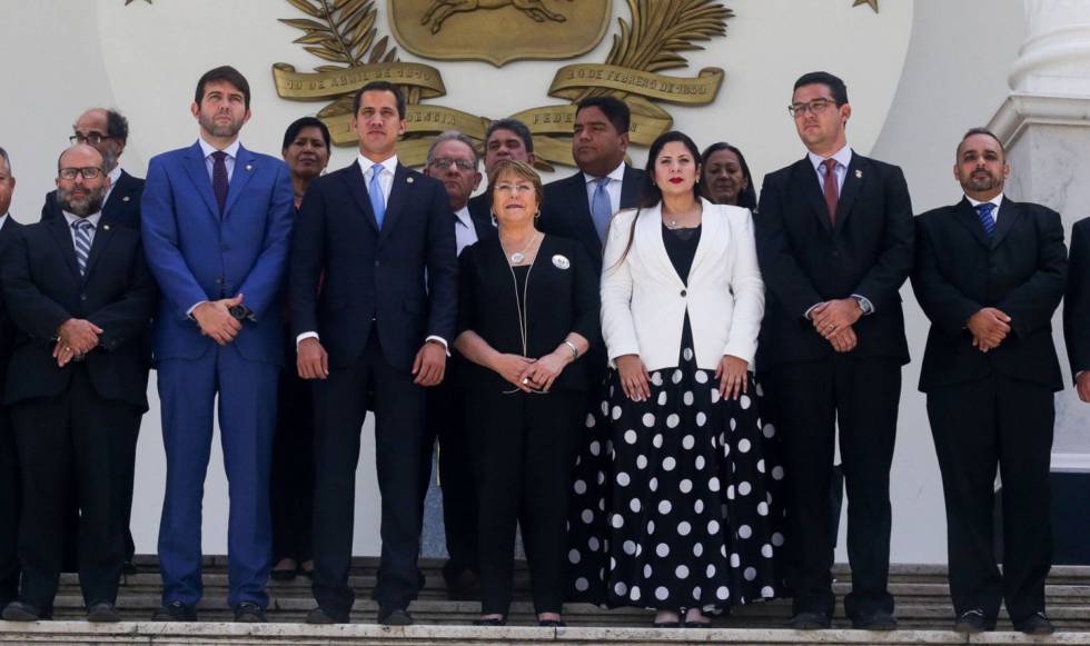 Michelle Bachelet, junto a Juan GuaidÃ³, durante su visita a la Asamblea Nacional de Venezuela. 