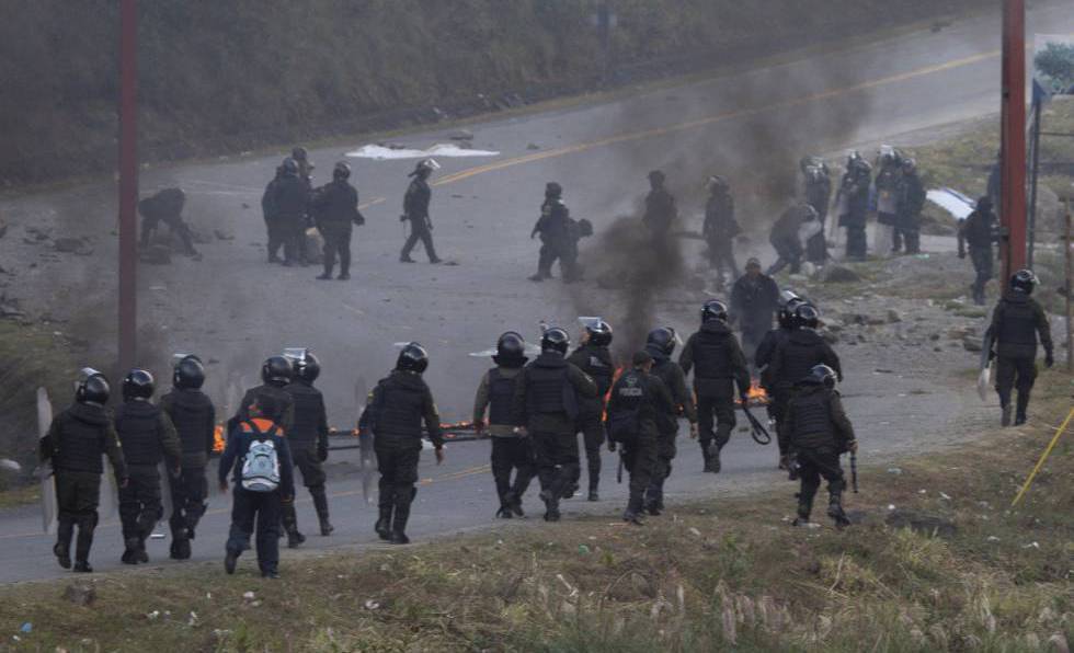 La policÃ­a boliviana retoma el control de la carretera, tras dispersar una protesta de cocaleros.