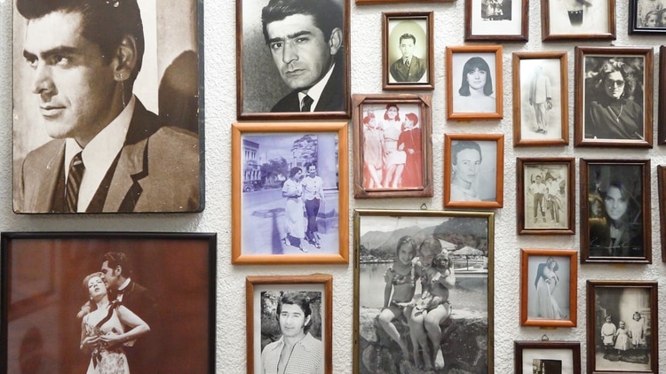 Las imágenes en uno de los muros de su casa
