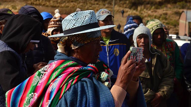 Una señora utiliza el celular. | Daniel James