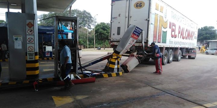 Accidente en un surtidor Ocurrió hace instantes en el kilómetro 7 cuando el tráiler…