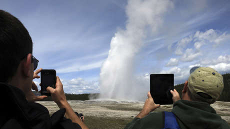 Un géiser en erupción en el parque nacional de Yellowstone, el 16 de mayo de 2014.