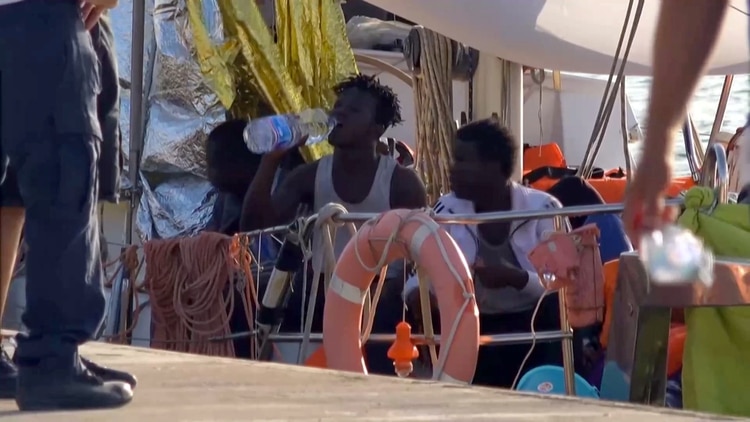 Inmigrantes del barco “Alex” todavía a bordo en el puerto de Lampedusa (Local Team/REUTERS TV via REUTERS ATTENTION EDITORS)