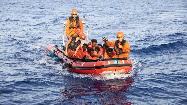 Un grupo de rescate del barco “Alan Kurdi” cerca de las costas libias (Courtesy of Sea-eye/Social Media via REUTERS)