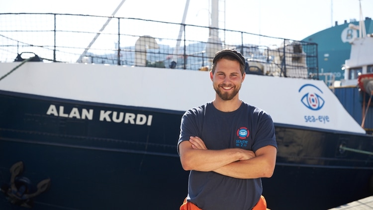 Un voluntario de la ONG Sea-eye junto al barco “Alan Kurdi” en España (Sea-eye/Social Media via REUTERS)