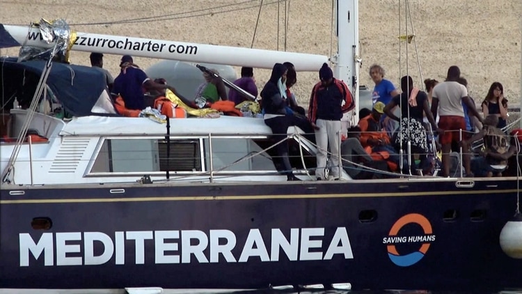 Inmigrantes de la embarcación “Alex” en Lampedusa (Local Team/REUTERS TV via REUTERS)